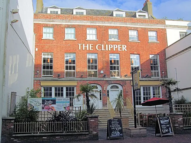 Disgruntled Tourists and Cost Hikes Force Potential Closure of Over 300 Restaurants in Mallorca